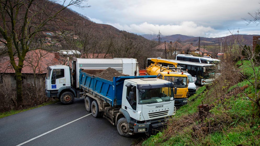Serben blockieren am 11. Dezember das Dorf Rudare.