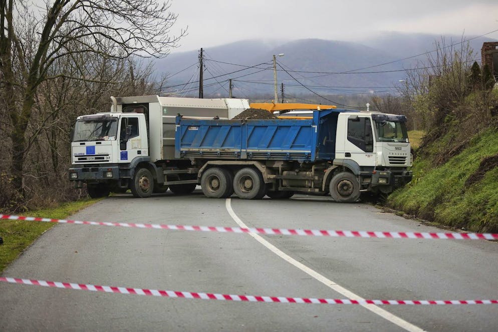 Veicoli pesanti parcheggiati dai serbi bloccano la strada nel villaggio di Rudare, nel nord del Kosovo, lunedì 12 dicembre 2022. Le barricate erette dai serbi nel nord del Kosovo sono rimaste lunedì per il terzo giorno consecutivo, nonostante gli appelli della comunità internazionale a rimuoverle e a smorzare la situazione. Sabato il Kosovo ha rinviato le elezioni locali previste per il 18 dicembre in quattro comuni a maggioranza serba, nel tentativo di allentare le recenti tensioni che hanno causato un ulteriore deterioramento delle relazioni con la vicina Serbia.