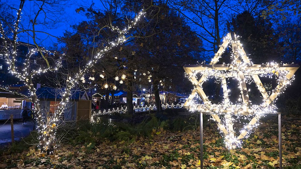 LED-Lampen leuchten auf dem weihnachtlichen Sternenmarkt in Bern.