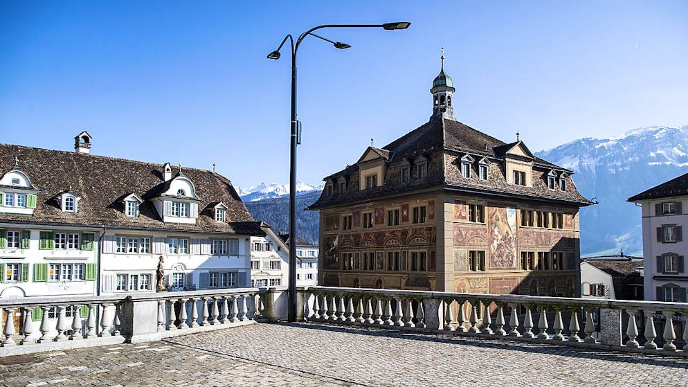 Im Rathaus zu Schwyz wird der Kantonsrat über eine weitere Steuersenkung debattieren. (Archivbild)