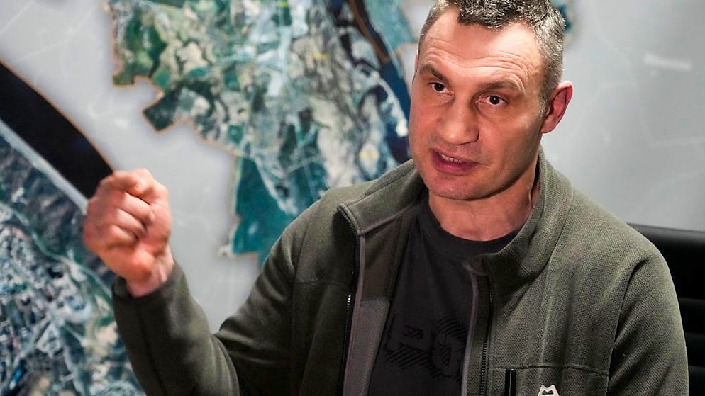 ARCHIV - Vitali Klitschko, Bürgermeister von Kiew, gestikuliert während eines Interviews. Foto: Efrem Lukatsky/AP/dpa