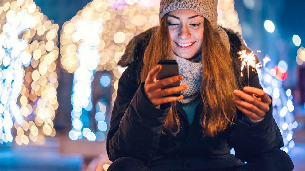 Damit du im Feiertagstrubel keine Freund*innen vergisst, solltest du dir Hilfe von deinem Smartphone holen.