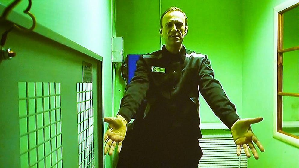Il leader dell'opposizione russa detenuto Alexei Navalny ha scritto su Twitter di essere stato trasferito in una cella di isolamento per 12 giorni, dopo esserne uscito solo per 24 ore, per aver usato la parola "fuck" parlando con un compagno di cella.