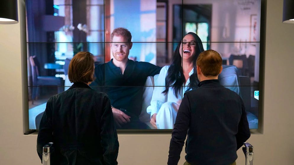 Büroangestellte sehen sich die Netflix-Doku «Harry Meghan» an. Wut und Enttäuschung dominieren in Großbritannien nach den ersten Folgen der Netflix-Doku «Harry Meghan». Foto: Jonathan Brady/PA/dpa