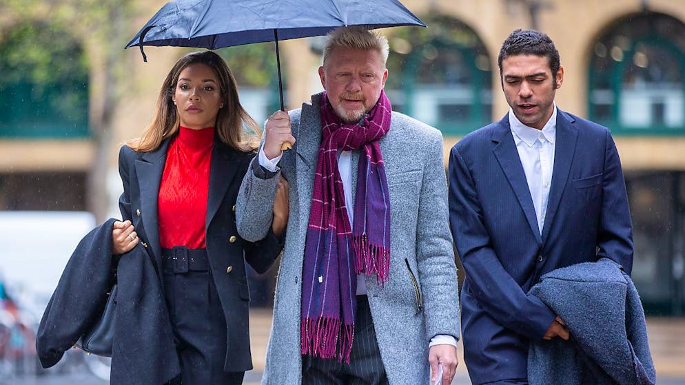 Hier sieht man Boris Becker, links seine Lebensgefährtin Lilian De Carvalho Monteiro und rechts seinen Sohn Noah, als sie im Southwark Crown Court in London ankommen.