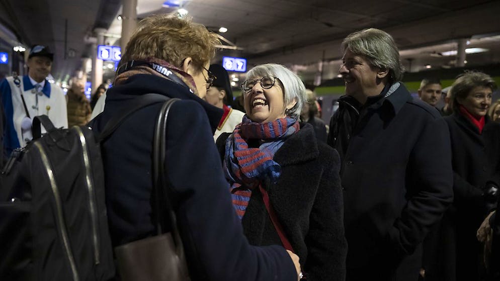 Una nuova consigliera federale sorridente prima di prendere il treno speciale a destinazione di Delémont