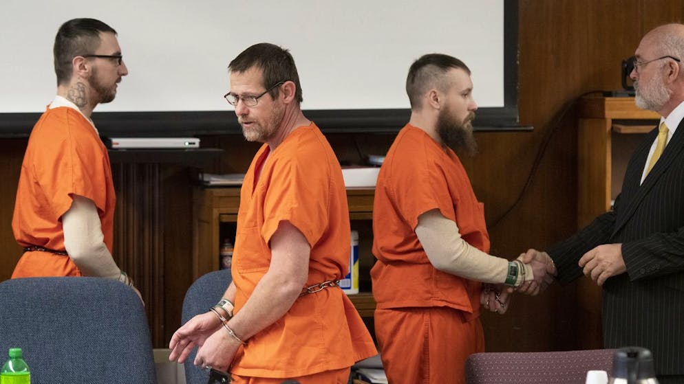 Paul Bellar, Pete Musico und Joseph Morrison (v.l.n.r.) erscheinen am Donnerstag, den 15. Dezember 2022, in Jackson, Michigan, vor dem Richter des Jackson County Circuit Court, Thomas Wilson, zur Verurteilung.