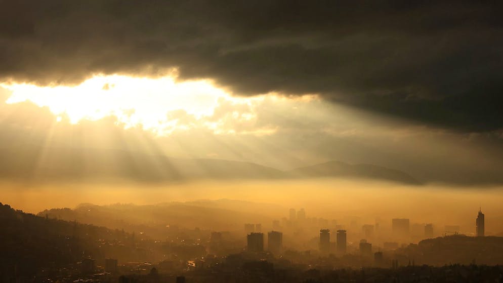 ARCHIV - Die Hauptstadt von Bosnien-Herzegowina bei Sonnenuntergang. Die Europäische Union hat das Balkanland Bosnien-Herzegowina offiziell in den Kreis der Beitrittskandidaten aufgenommen. Foto: Armin Durgut/AP/dpa