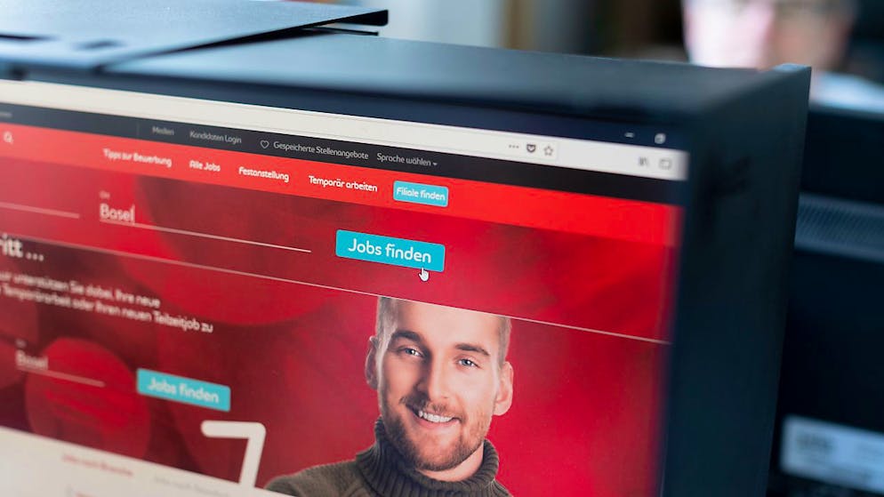 Le nombre d'offres d'emplois publiées sur internet en Suisse a légèrement reculé mi-décembre, comparé à deux mois plus tôt.