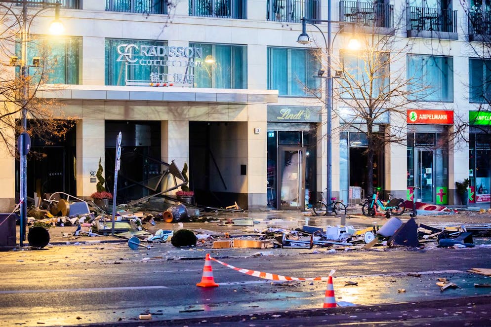 I detriti giacciono su Karl-Liebknecht-Strasse di fronte a un hotel dopo l'esplosione del grande acquario del Sea Life.