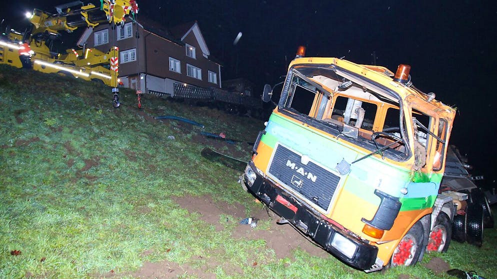 Der Lastwagen überschlug sich mehrmals und kam nach rund 20 Metern auf den Rädern zum Stillstand.