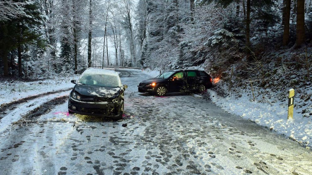 In einem Waldstück bei Hitzkirch stiessen zwei Autos ineinander, eine Person wurde leicht verletzt.