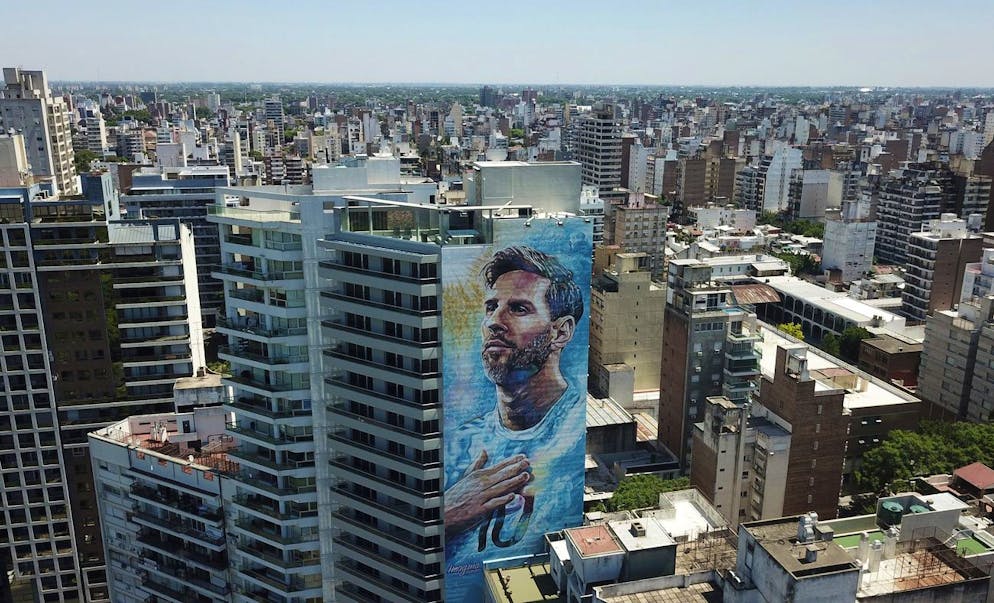 Lionel Messi su un edificio della sua città natale, Rosario.