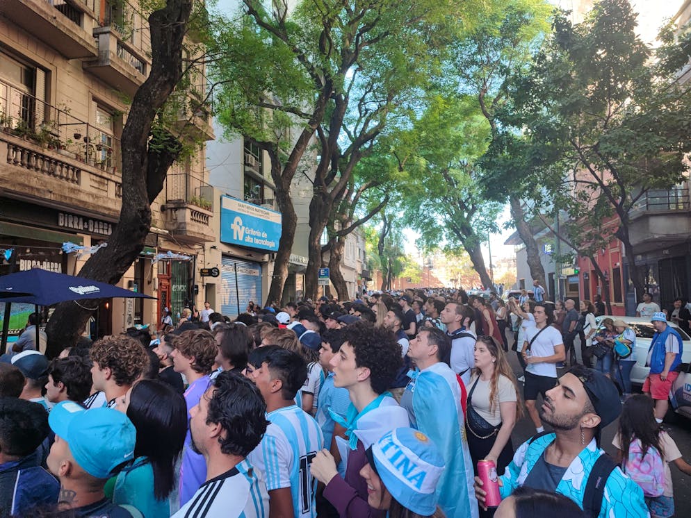 Spettatori incantati guardano la partita tra Argentina e Croazia in una strada secondaria di Buenos Aires.