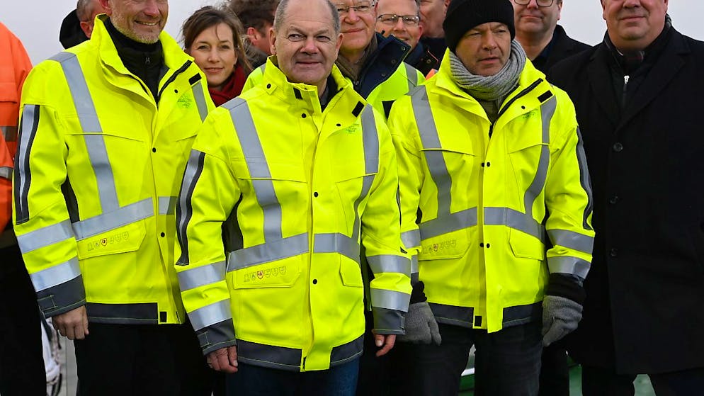In Wilhelmshaven ist am Samstag im Beisein von Finanzminister Christian Lindner, Kanzler Olaf Scholz und Wirtschaftsminister Robert Habeck (von links nach rechts in Schutzwesten) der erste deutschen Importterminal für Flüssigerdgas (LNG) eröffnet worden.