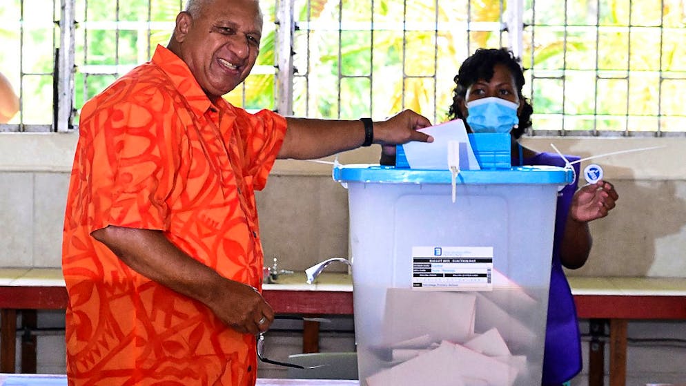 ARCHIV - Fidschis Premierminister und FijiFirst-Chef Frank Bainimarama bei der Stimmabgabe zu den Parlamentswahlen. Foto: Mick Tsikas/AAP/AP/dpa