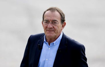 French journalist Jean-Pierre Pernaut walks in Berdhuis on April 12, 2018, prior to an interview with the French President organized by French TV channel TF1. (Photo by CHARLY TRIBALLEAU / AFP) (Photo by CHARLY TRIBALLEAU/AFP via Getty Images)