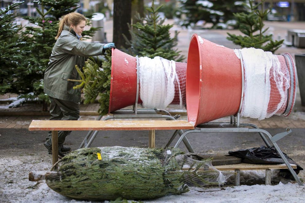 Christbaum-Verpackung auf dem Marktplatz in Zürich-Oerlikon (Archivbild).
