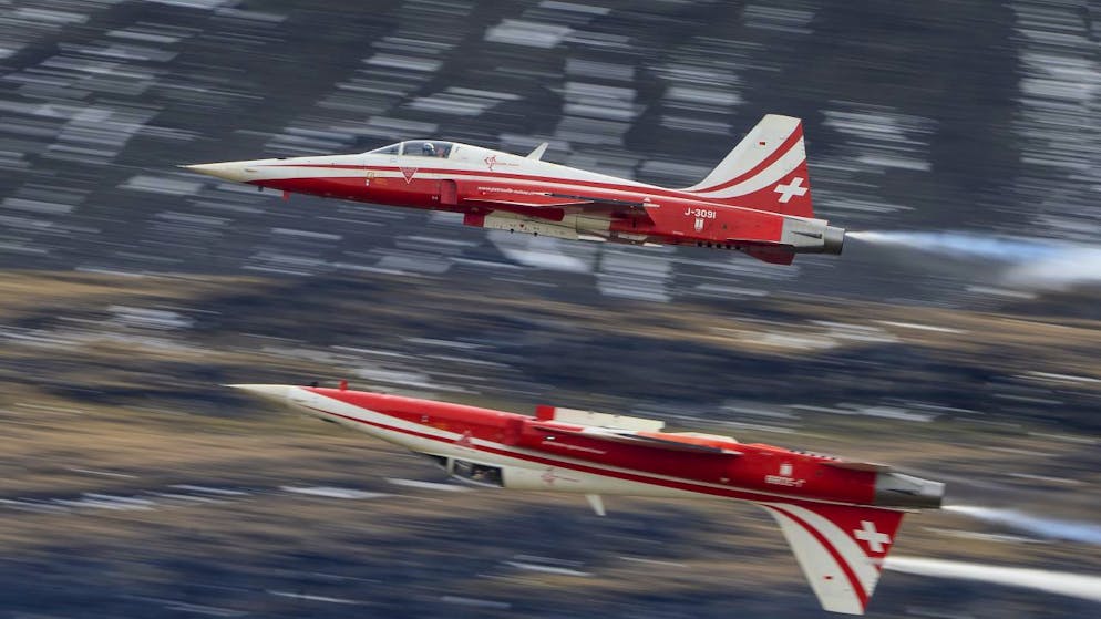 Im Training für eine Flugshow in den Niederlanden kam es im Juni 2016 zu einer Kollision zwischen zwei Kampfjets der Patrouille Suisse. Der Pilot der abgestürzten Maschine muss sich seit Montag vor dem Militärgericht in Aarau verantworten.