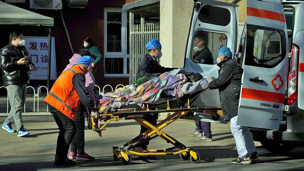Ein Covid-19-Patient wird am 19. Dezember 2022 in Peking in ein Spital gebracht: Erstmals seit zwei Wochen meldet China wieder Todesopfer im Zusammenhang mit Corona.
