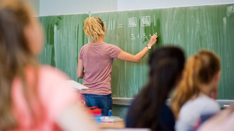 Der Lehrermangel ist mittlerweile auch Thema an den Gerichten. Das Zürcher Verwaltungsgericht hat nun entschieden, dass der Praxisteil der Ausbildung auch in einem anderen Kanton absolviert werden darf. (Symbolbild)