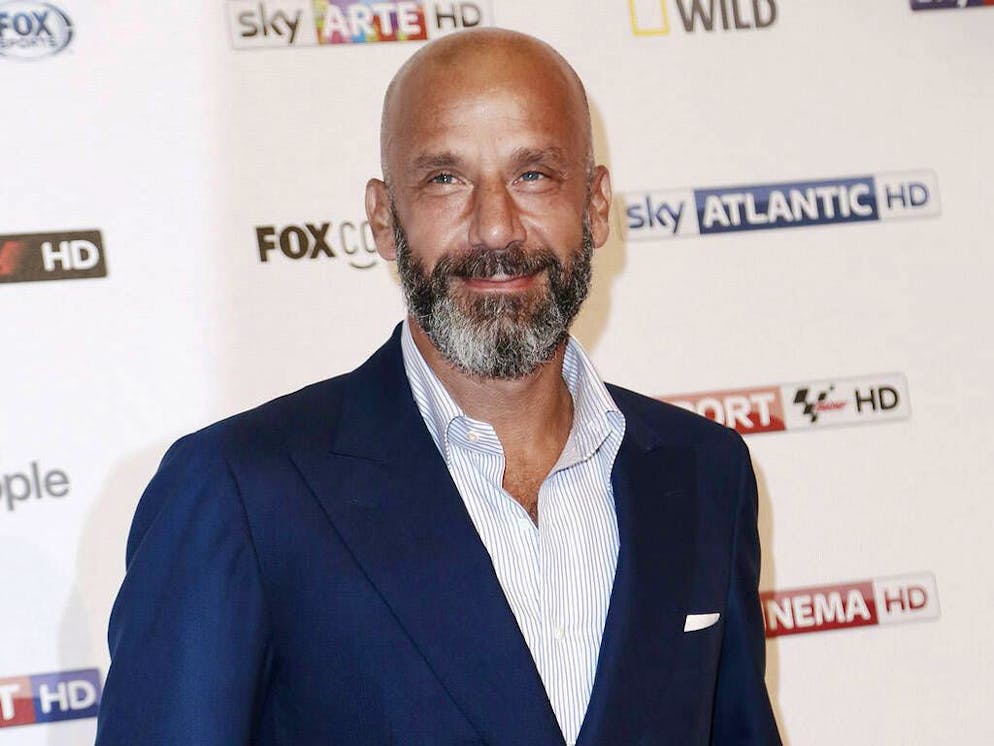 Ecco le personalità celebri o di spicco che ci hanno lasciato nel 2023. L'ex calciatore, allenatore di calcio e dirigente sportivo italiano Gianluca Vialli si spegne a Londra, dove risiedeva da anni, il 6 gennaio a 58 anni. Era ricoverato al Royal Marsden Hospital da qualche settimana in seguito al peggioramento delle sue condizioni di salute dovute a un tumore del pancreas diagnosticatogli nel 2017.