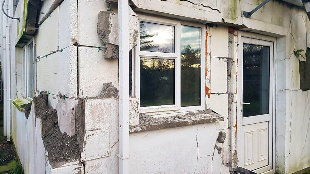 Des chercheurs de l'Empa ont découvert qu'une forte teneur en pyrrhotine dans le béton est l'origine des dégâts constatés sur des milliers de maisons en Irlande.