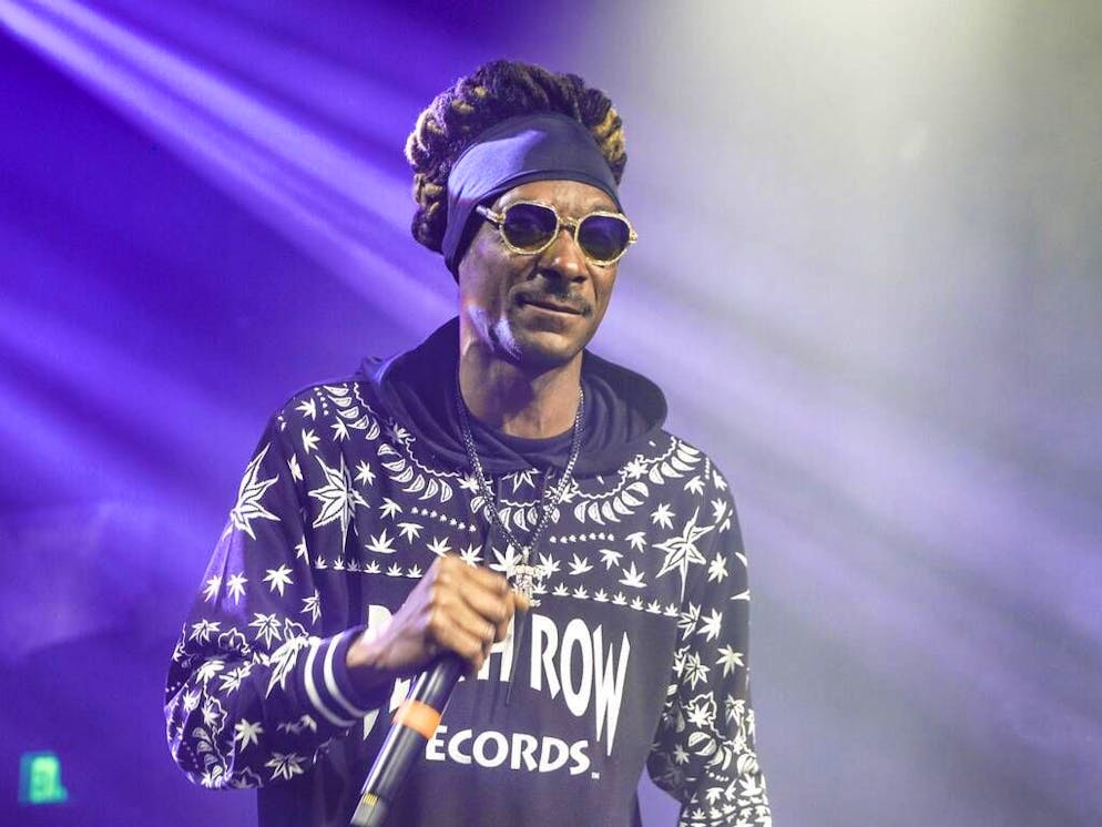 Snoop Dogg a lancé son propre sondage pour devenir le nouveau patron de Twitter. « Devrais-je gérer Twitter ? », a-t-il demandé à ses abonnés.