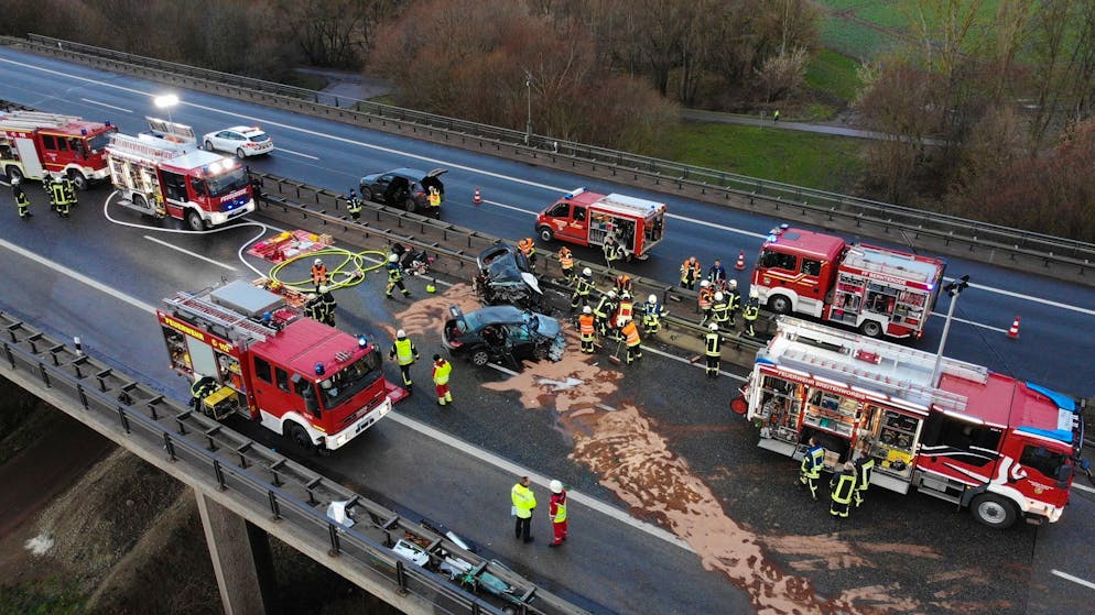 Rettungskräfte am Ort des schweren Unfalls auf der Autobahn 38 bei Leinefelde-Worbis in Deutschland.