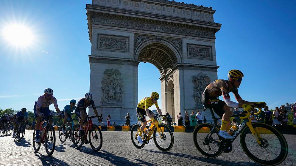 Der diesjährige Tour-Tross um Sieger Jonas Vingegaard vor dem Arc de Triomphe in Paris