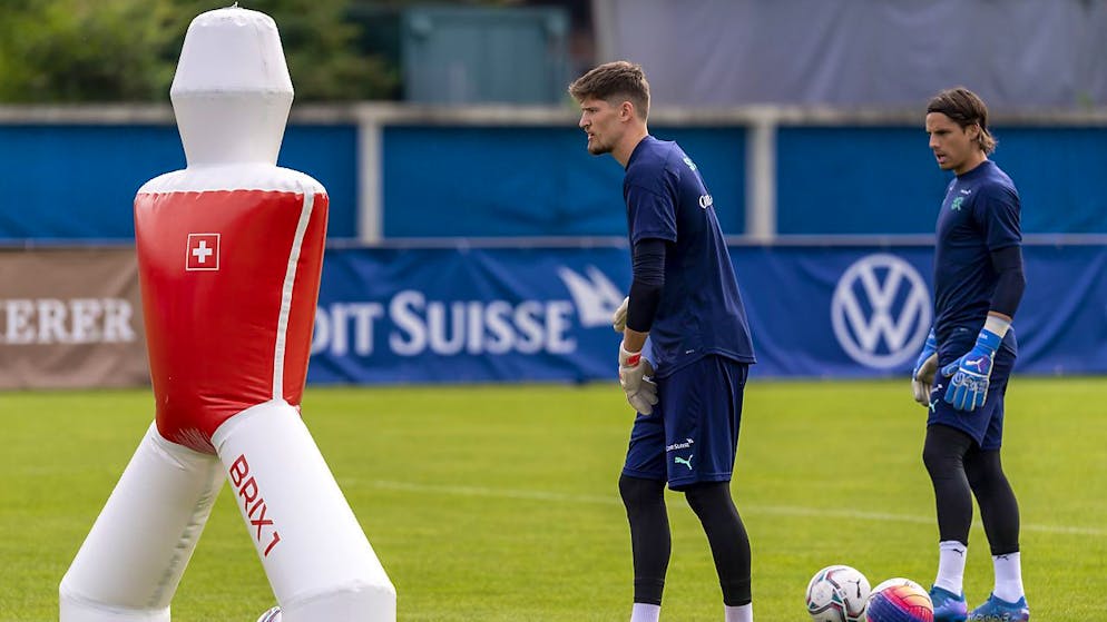 Die beiden Schweizer Goalies Gregor Kobel (links) und Yann Sommer (rechts) sind die Nummern 1 und 2 in der Bundesliga