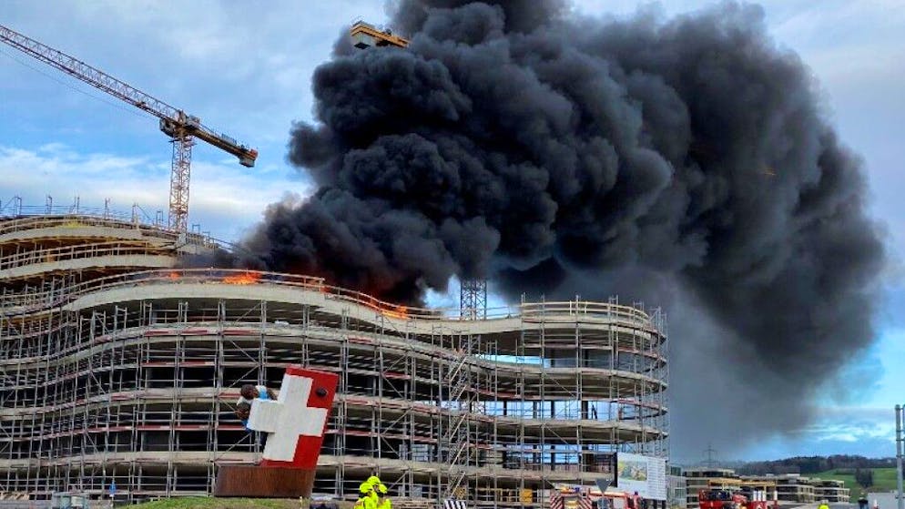Auf einer Baustelle in Zug ist ein Brand ausgebrochen, der für viel Rauch sorgte.