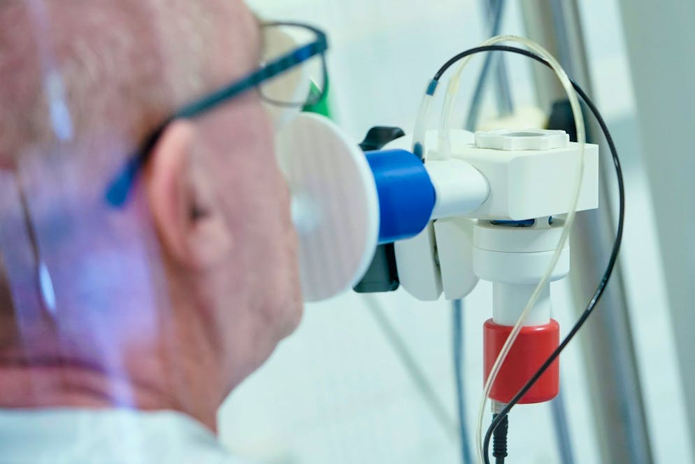 Ein Corona-Patient bekommt in einer Rehaklinik die Lungenfunktion gemessen.