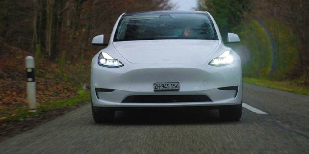 Die Beschleunigung beim Tesla Model Y Performance ist top und begeistert Cyndie Allemann.
