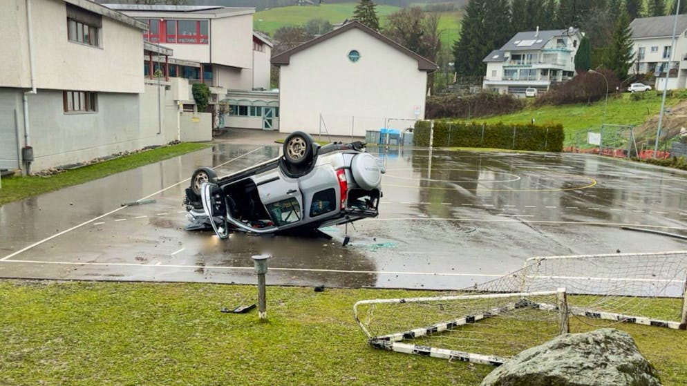 Un conducteur de 80 ans est sorti de la route avec sa voiture à Uffikon (LU) et a terminé sa course à côté d'une école. Deux enfants ont été blessés.