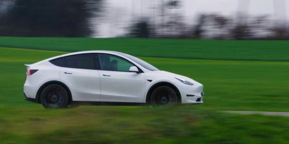 Das Tesla Model Y Performance soll sportlicher sein als das Long Range, davon merkt Cyndie aber nicht viel.
