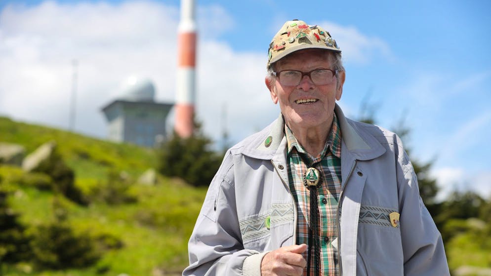 Rekordwanderer Benno Schmidt, alias Brocken-Benno, steht auf dem Brocken.