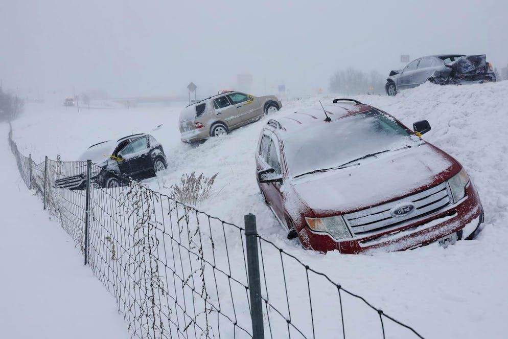 Veicoli fermi lungo la U.S. 131 a nord della 84a strada venerdì 23 dicembre 2022 a Byron Center, Michigan. Sabato mattina i morti per incidenti stradali erano almeno 9.