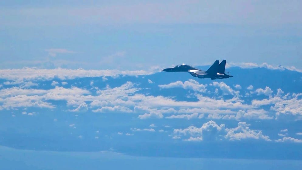 Ein chinesisches Militärflugzeug der chinesischen Volksbefreiungsarmee während einer Militärübung.