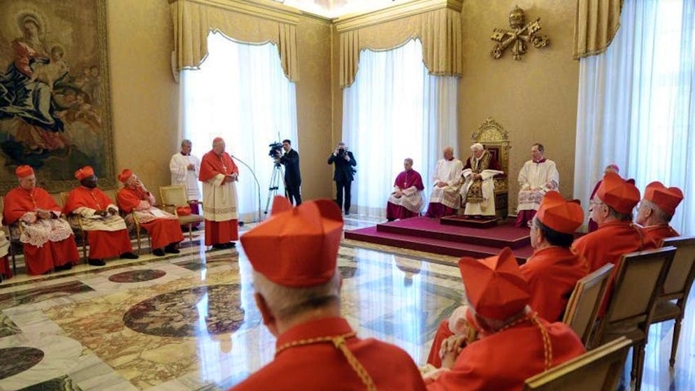 Leben und Wirken von Papst Benedikt XVI.. Rücktritt: Am 11. Februar 2013 verkündet Benedkt XVI überraschend seinen Amtsverzicht. Seit mehr als 700 Jahren ist kein Papst mehr freiwillig aus dem Amt geschieden. 