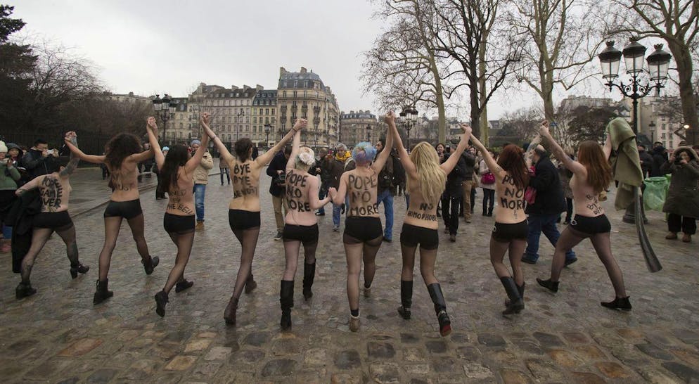Leben und Wirken von Papst Benedikt XVI.. Gleichberechtigung: Die Frauenrechte-Bewegung FEMEN protestierte auch noch gegen ihn, nachdem er seinen Rücktritt angekündigt hatten. 