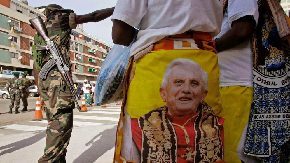 Leben und Wirken von Papst Benedikt XVI.. In heiliger Mission: Bei einem Auftritt in der angolanischen Hauptstadt Luanda 2009 ruft Benedikt XVI dazu auf, Menschen zu bekehren, die an Hexerei glauben, zu bekehren. Auf seiner Afrikareise gibt auch seine Haltung zu Kondomen zu reden. In Kamerun bekräftigte er seine Ablehnung gegen jede Form der Verhütung, später erklärte er ihren Gebrauch in gewissen Fällen für gerechtfertigt. 