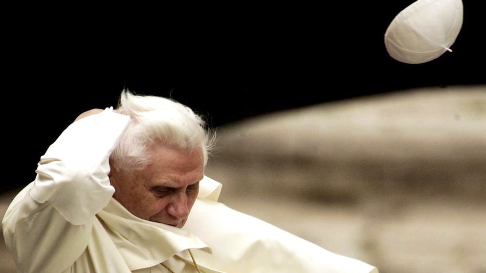 Leben und Wirken von Papst Benedikt XVI.. Windstoss: Der neue Papst erfährt als Konservativer auch Gegenwind. Er gilt zudem als Papst des geschriebenen Wortes. da er mehr theologische Bücher als seine Vorgänger veröffentlicht hat. 