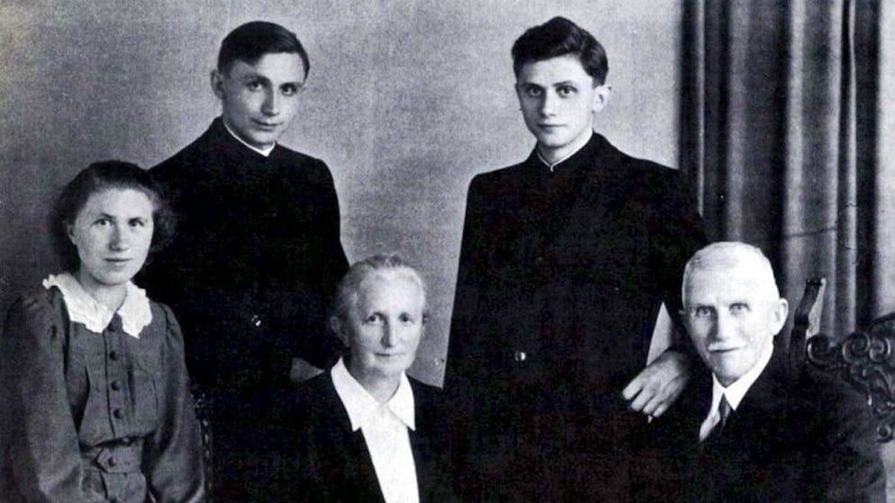 Leben und Wirken von Papst Benedikt XVI.. Sohn einess Gendarmen: Joseph Ratzinger wurde am Karsamstag, dem 16 April 1927 im bayrischen Markl geboren. 1951 wurde und sein Bruder Georg zu katholischen Priestern geweiht. Seine Schwester und seine Mutter hiessen Maria.