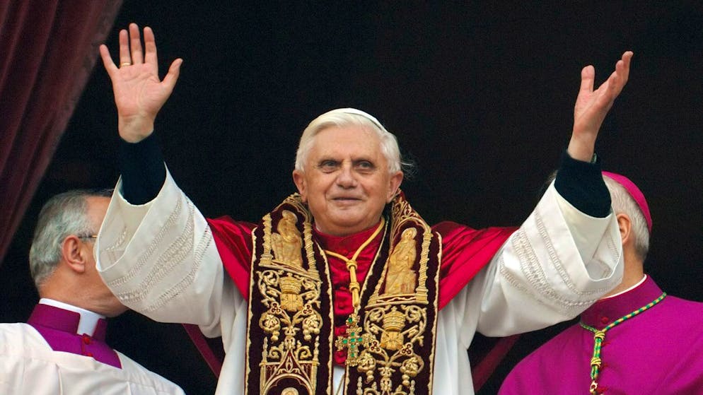 Leben und Wirken von Papst Benedikt XVI.. Habemus Papam: Joseph Ratzinger wird zum Papst gewählt. Obwohl er das Amt angeblich nie wollte. Er gibt sich den Namen Benedikt XVI.