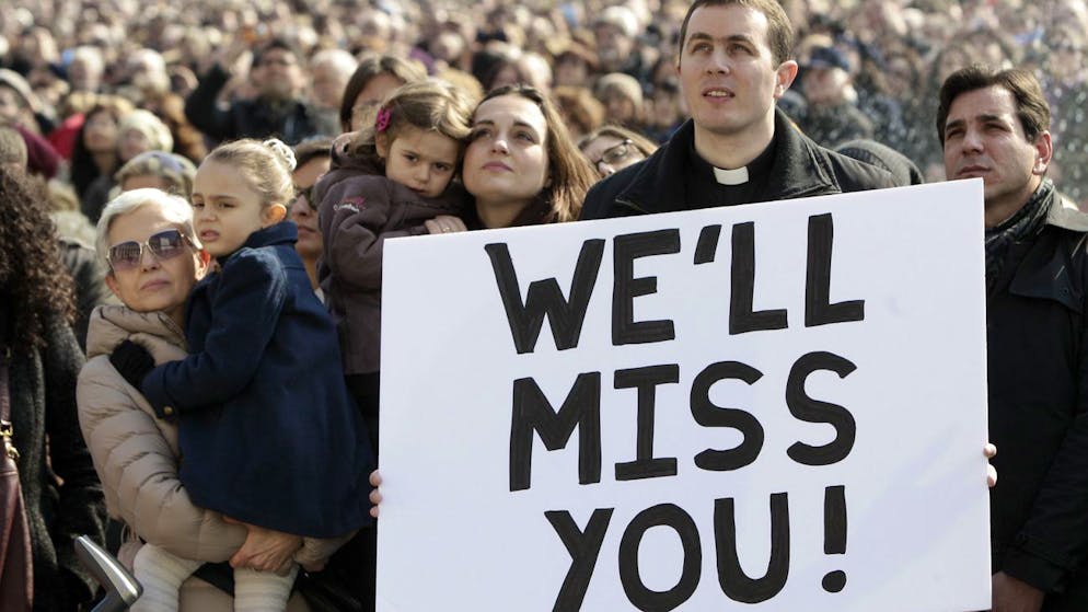 Leben und Wirken von Papst Benedikt XVI.. Sympathiebekundung: Manche bedauerten den Abschied Benedikts XVI.