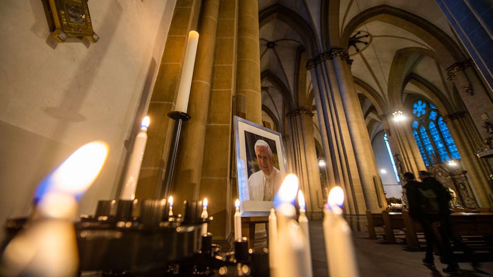 Leben und Wirken von Papst Benedikt XVI.. Mitgefühl: Die Nachrichten über die schlechte Gesundheit Joseph Ratzingers lösen im Dezember 2022 vielerorts Sorge um sein Leben und Gebete aus. 