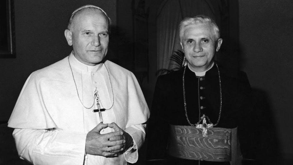 Leben und Wirken von Papst Benedikt XVI.. Den «Jahrhundertpapst» als Förderer: Johannes Paul II berief Kardinal Ratzinger 1981 zum Präfekten der Kongregation für die Glaubenslehre. 1982 übernahm er dieses Amt im Vatikan und legte jenes als Erzbischof nieder.