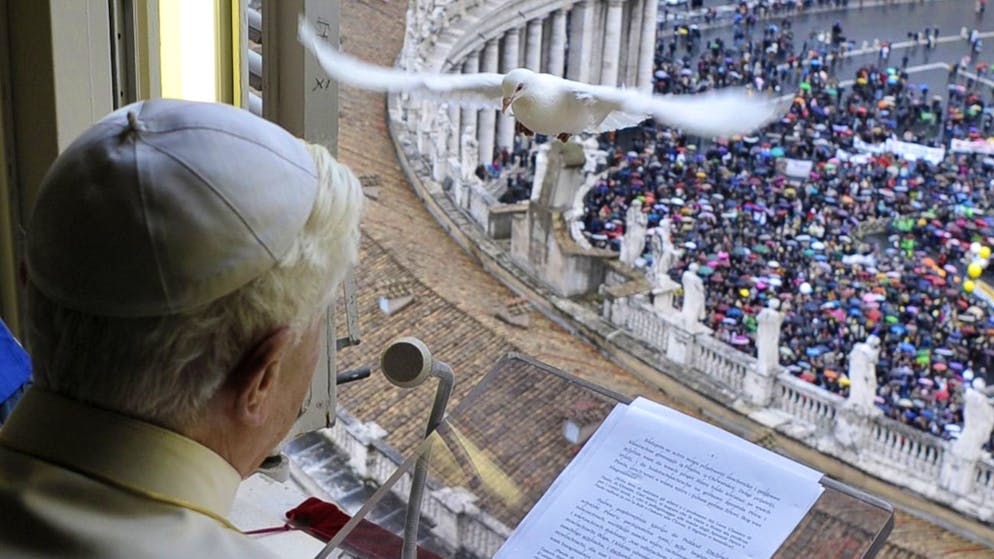 Leben und Wirken von Papst Benedikt XVI.. Fridenstaube: Am Ende des Angelus-Gebets wird eine weisse Taube freigelassen. Sie fliegt  beim Wohltäter vorbei.