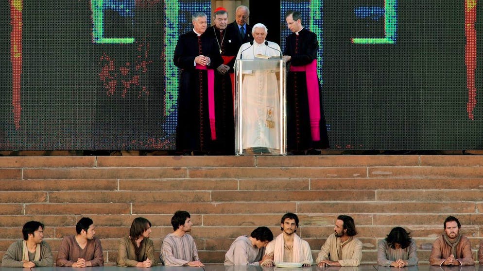 Leben und Wirken von Papst Benedikt XVI.. Down under: Beim Besuch des Papstes in Australien 2008 spielen junge Männer das letzte Abendmahl im Sinne eines Reenactments nach.